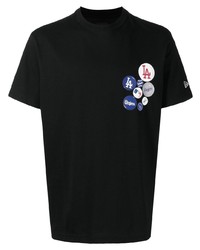 schwarzes bedrucktes T-Shirt mit einem Rundhalsausschnitt von New Era Cap