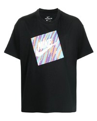 schwarzes bedrucktes T-Shirt mit einem Rundhalsausschnitt von Nike