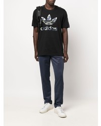 schwarzes bedrucktes T-Shirt mit einem Rundhalsausschnitt von adidas