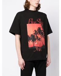 schwarzes bedrucktes T-Shirt mit einem Rundhalsausschnitt von BLUE SKY INN