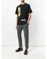 schwarzes bedrucktes T-Shirt mit einem Rundhalsausschnitt von Sacai