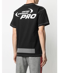 schwarzes bedrucktes T-Shirt mit einem Rundhalsausschnitt von United Standard