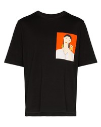 schwarzes bedrucktes T-Shirt mit einem Rundhalsausschnitt von Pronounce