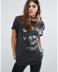 schwarzes bedrucktes T-Shirt mit einem Rundhalsausschnitt von Pull&Bear