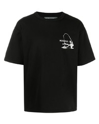schwarzes bedrucktes T-Shirt mit einem Rundhalsausschnitt von Reese Cooper® 