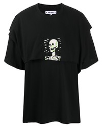 schwarzes bedrucktes T-Shirt mit einem Rundhalsausschnitt von Salute