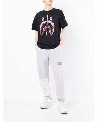 schwarzes bedrucktes T-Shirt mit einem Rundhalsausschnitt von A Bathing Ape