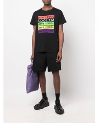schwarzes bedrucktes T-Shirt mit einem Rundhalsausschnitt von COOL T.M