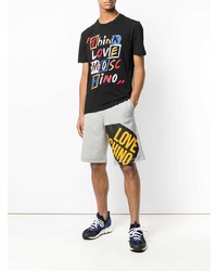 schwarzes bedrucktes T-Shirt mit einem Rundhalsausschnitt von Love Moschino