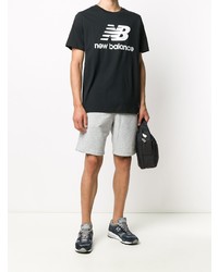 schwarzes bedrucktes T-Shirt mit einem Rundhalsausschnitt von New Balance