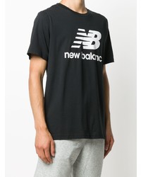 schwarzes bedrucktes T-Shirt mit einem Rundhalsausschnitt von New Balance