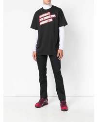 schwarzes bedrucktes T-Shirt mit einem Rundhalsausschnitt von Raf Simons