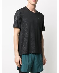 schwarzes bedrucktes T-Shirt mit einem Rundhalsausschnitt von Nike