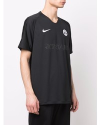 schwarzes bedrucktes T-Shirt mit einem Rundhalsausschnitt von Nike