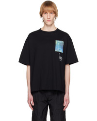 schwarzes bedrucktes T-Shirt mit einem Rundhalsausschnitt von TH