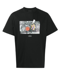 schwarzes bedrucktes T-Shirt mit einem Rundhalsausschnitt von Throwback.