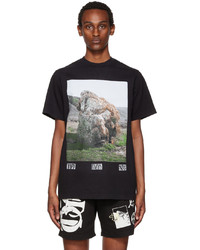 schwarzes bedrucktes T-Shirt mit einem Rundhalsausschnitt von Total Luxury Spa