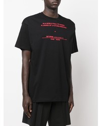 schwarzes bedrucktes T-Shirt mit einem Rundhalsausschnitt von Raf Simons