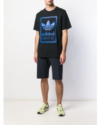 schwarzes bedrucktes T-Shirt mit einem Rundhalsausschnitt von adidas