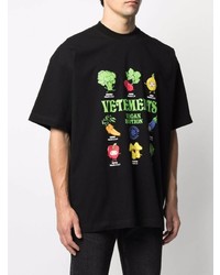 schwarzes bedrucktes T-Shirt mit einem Rundhalsausschnitt von Vetements