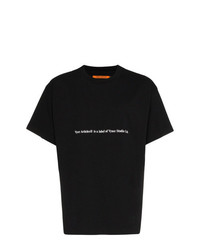 schwarzes bedrucktes T-Shirt mit einem Rundhalsausschnitt von Vyner Articles