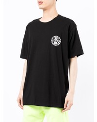 schwarzes bedrucktes T-Shirt mit einem Rundhalsausschnitt von Stussy