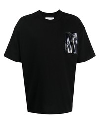 schwarzes bedrucktes T-Shirt mit einem Rundhalsausschnitt von Yoshiokubo