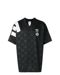schwarzes bedrucktes T-Shirt mit einem V-Ausschnitt von adidas