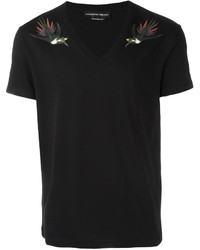 schwarzes bedrucktes T-Shirt mit einem V-Ausschnitt von Alexander McQueen
