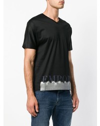 schwarzes bedrucktes T-Shirt mit einem V-Ausschnitt von Emporio Armani