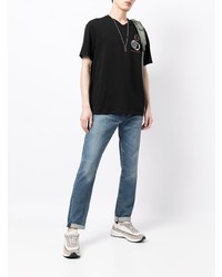 schwarzes bedrucktes T-Shirt mit einem V-Ausschnitt von Armani Exchange