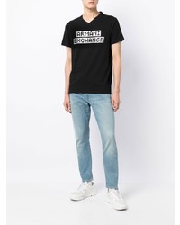 schwarzes bedrucktes T-Shirt mit einem V-Ausschnitt von Armani Exchange