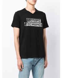 schwarzes bedrucktes T-Shirt mit einem V-Ausschnitt von Armani Exchange