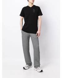 schwarzes bedrucktes T-Shirt mit einem V-Ausschnitt von Armani Exchange