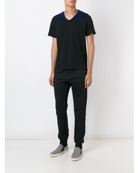 schwarzes bedrucktes T-Shirt mit einem V-Ausschnitt von Maison Margiela