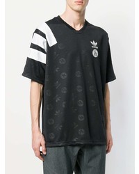 schwarzes bedrucktes T-Shirt mit einem V-Ausschnitt von adidas