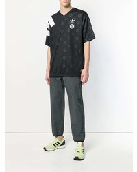 schwarzes bedrucktes T-Shirt mit einem V-Ausschnitt von adidas