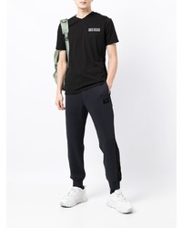 schwarzes bedrucktes T-Shirt mit einem V-Ausschnitt von Armani Exchange