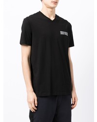 schwarzes bedrucktes T-Shirt mit einem V-Ausschnitt von Armani Exchange