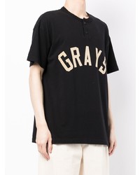 schwarzes bedrucktes T-shirt mit einer Knopfleiste von Fear Of God