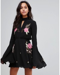 schwarzes besticktes ausgestelltes Kleid von Millie Mackintosh