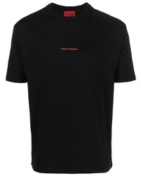 schwarzes besticktes T-Shirt mit einem Rundhalsausschnitt von A BETTER MISTAKE