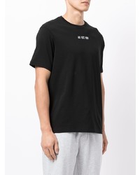 schwarzes besticktes T-Shirt mit einem Rundhalsausschnitt von Armani Exchange