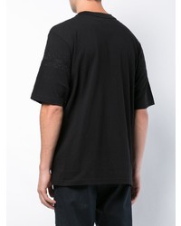 schwarzes besticktes T-Shirt mit einem Rundhalsausschnitt von Sacai