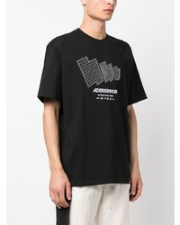 schwarzes besticktes T-Shirt mit einem Rundhalsausschnitt von Ader Error