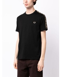 schwarzes besticktes T-Shirt mit einem Rundhalsausschnitt von Fred Perry