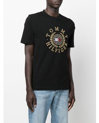 schwarzes besticktes T-Shirt mit einem Rundhalsausschnitt von Tommy Hilfiger