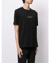 schwarzes besticktes T-Shirt mit einem Rundhalsausschnitt von Fred Perry