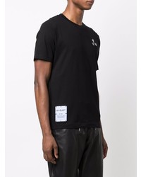 schwarzes besticktes T-Shirt mit einem Rundhalsausschnitt von McQ