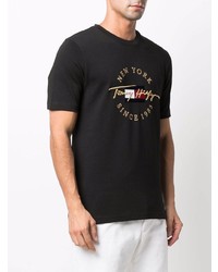 schwarzes besticktes T-Shirt mit einem Rundhalsausschnitt von Tommy Hilfiger